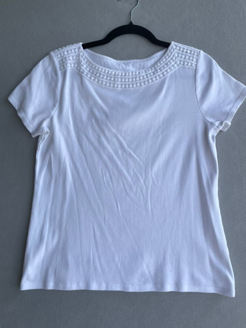 CROFT & BARROW SHORT SLEEVE T SHIRT WITH CROCHET LATTICE TRIM NECKLINE  - SIZE S